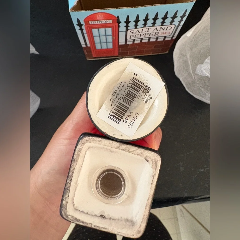 London style Telephone booth and post office Salt and Pepper Shaker Set - Picture 4 of 4